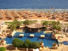 Viesnīcas, kas neatrodas jūras krastā, kompensē šo nelielo trūkumu ar veldzējošie baseiniem. Bildē viesnīca Sheraton Sharm Hotel 5 star 10
