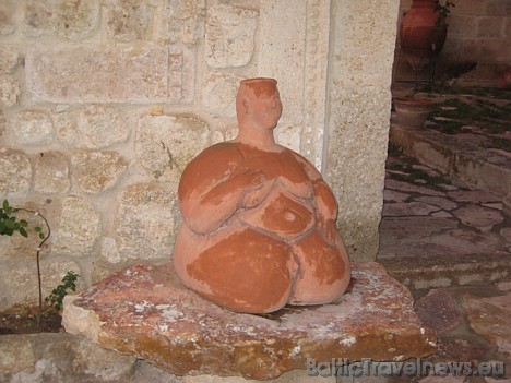 Ēkas sargā dažādas skulptūras, šī esot Vīna dieviete, kura kārdreiz esot palīdzējusi vietējiem iedzīvotājiem vīnogu audzēšanā 29505