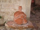 Ēkas sargā dažādas skulptūras, šī esot Vīna dieviete, kura kārdreiz esot palīdzējusi vietējiem iedzīvotājiem vīnogu audzēšanā 13