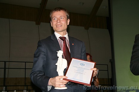 Balva tika pasniegta Reval Hotels mārketinga direktoram Artūram Stikutam (Foto: TAVA) 29699