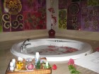 Spa centrs piedāvā dažādas masāžas, kā arī aromātiskās vannas 11