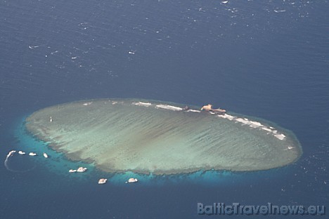 No putna lidojuma ir redzams, ka koraļļu tuvumā ir sabraukuši tūristu kuteri ar nirējiem 29927