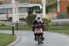 Arābu sievietēm ļoti patīk pabraukāties ar motorolleru, jo pilsētas satiksmē sievietes ir retums 16