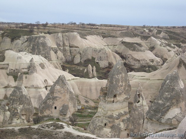 Erodētā tufa konusos cilvēki ir izveidojuši sev mājvietas 29986