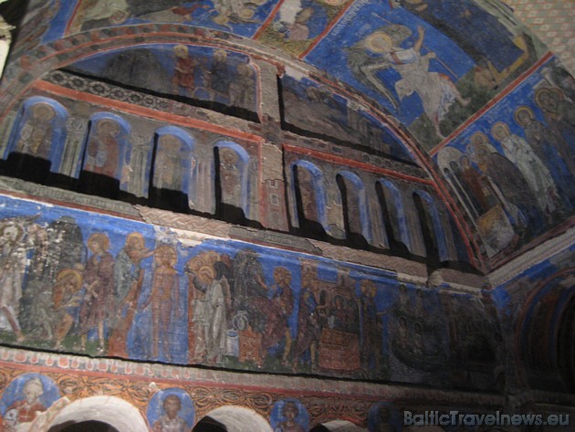 Fresku pamatā ir izmantota zilā krāsa, kas padara baznīcu ļoti krāšņu 30082