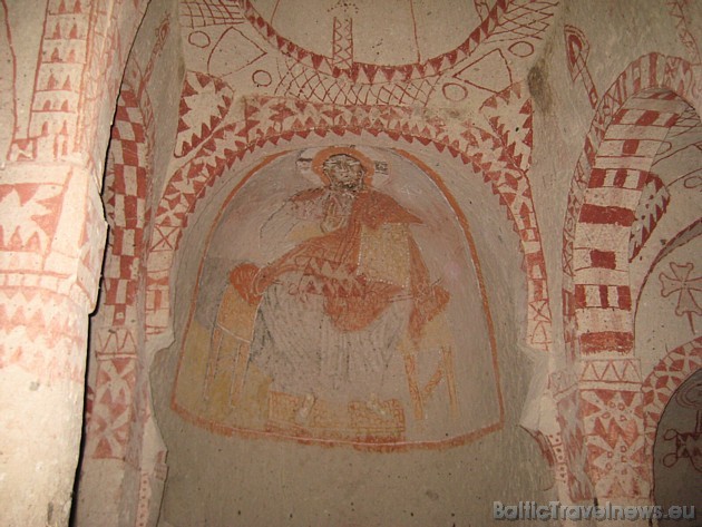 Vissenāko baznīcu freskās pamatā ir izmantota tikai ķieģelsarkanā krāsa 30054