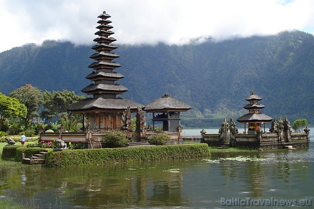 Indonēzijas sala Bali ir kļuvusi par iecienītu Latvijas un visas pasaules atpūtas vietu. Tā tiek apzīmēta par Dieva salu un attēlā ir salas viena no v 30102