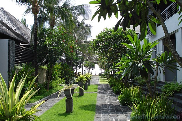 Piecu zvaigžņu standarta viesnīca Hotel The Bali Khama atrodas okeāna krastā tūristu populārajā kūrortā Nusa Dua 30105
