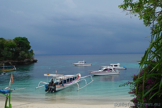 Tūristu iecienītākais transporta veids, lai dotos ekskursijās uz citām salām, piemēram, Lembonganas salu, tiek izmantotas motorizētas laivas 30120