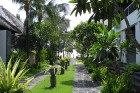 Piecu zvaigžņu standarta viesnīca Hotel The Bali Khama atrodas okeāna krastā tūristu populārajā kūrortā Nusa Dua 4