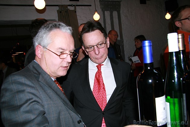 Vācijas vēstnieks Latvijā Detlefs Veigels (no labās) ir labs vīnu pazinējs 30163