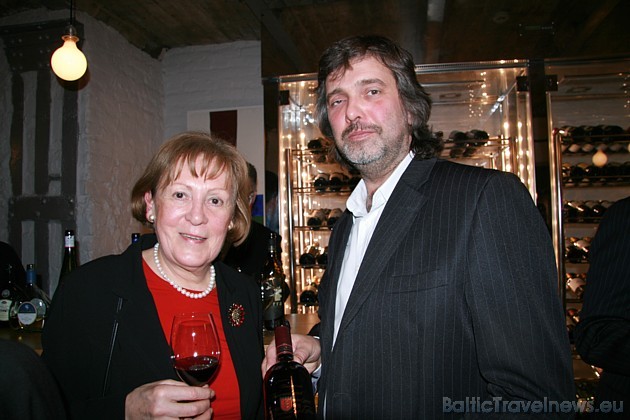Grāmatas autore Margita Hēberle kopā ar Vīna studija direktoru Valtu Grīnbergu 30165