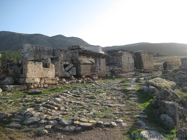 Pilsēta sākas ar Nekropoli, kas ir lielākais senais kapulauks Anatolijā 30180