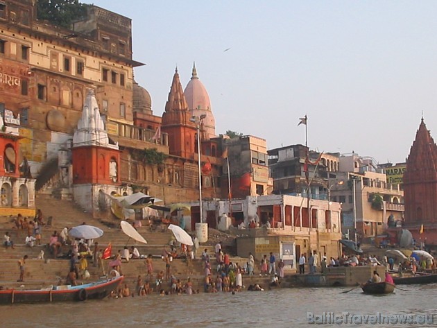 Katru gadu apmēram viens miljons hinduistu dodas uz Varanasi pilsētu Indijā, lai mazgātos upē. Viņi tic, ka Gangas ūdens aizskalos visus viņu grēkus 30267