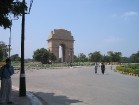 Indijas vārti. Deli – Indijas galvaspilsēta, viena no vecākajām pilsētām uz Zemes - tilts starp Austrumiem un Rietumiem. 42 metrus augstā Triumfa arka 1