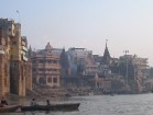 14-	Rīta ceremonija pie Gangas. Vieta, kur notiek mirušo svētā kremēšana. Taču iedzīvotāji ir spiesti pat strādāt visu savu mūžu, lai sakrātu naudu ma 14