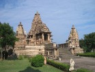 Khadžuraho tempļu komplekss ir viens no Indijas galvenajām tūristu apskates vietām. Izcilais indo-ariešu arhitektūras stils, tiem apkārt atrodas brīni 15