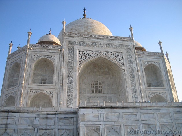 220 km no Deli un nokļūstam Agras pilsētā, kura atrodas viens no 7 Pasaules brīnumiem- Taj Mahal mauzolejs 30279
