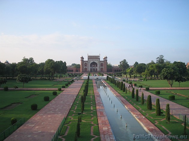 Jāatzīmē, ka Indijā Taj Mahal mauzolejs ir celts Šahdžahāna valdīšanas laikā un tā būvniecībā piedalījās vairāk kā 20 tūkstoši cilvēku, 20 gadu garumā 30280