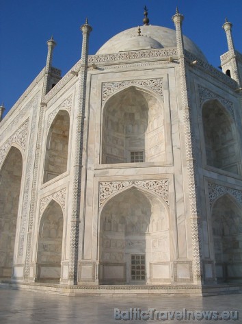 Taj Mahal ir uzcelts no balta marmora un ir skaisti rotāts ar pusdārgakmeņiem 30282