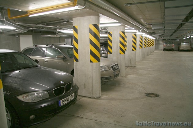 Auto stāvvieta, spraugas gan ir šauras, tāpēc lielākām automašīnām būs jāparkojas ļoti uzmanīgi 30923