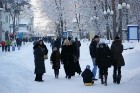 Cilvēki izbauda pastaigas pa Jomas ielu 2