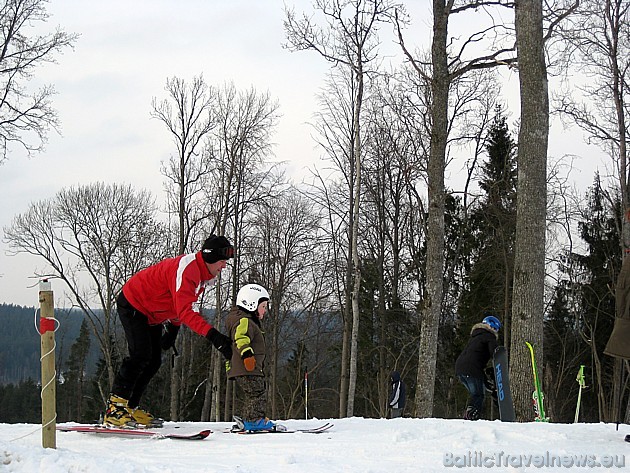 Ozolkalnā brīvdienās var sastapt ļoti daudz bērnu, kuri apgūst slēpošanas prasmi 31025