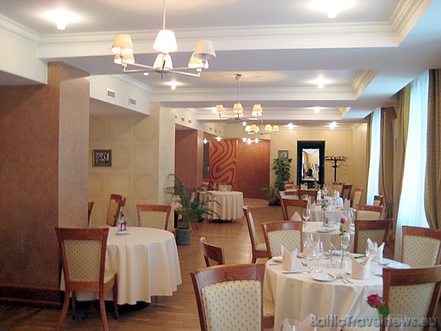 Restorāns Palm Garden ir gaišs un elegants 31038