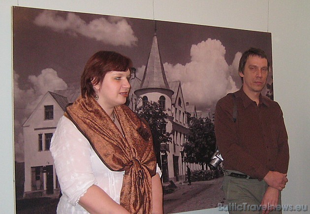 No kreisās: Iveta Ruskule (Ogres vēstures un mākslas muzeja direktore) un Arno Smiltnieks (viens no izstādes veidotājiem) 31066