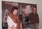 No kreisās: Iveta Ruskule (Ogres vēstures un mākslas muzeja direktore) un Arno Smiltnieks (viens no izstādes veidotājiem) 3