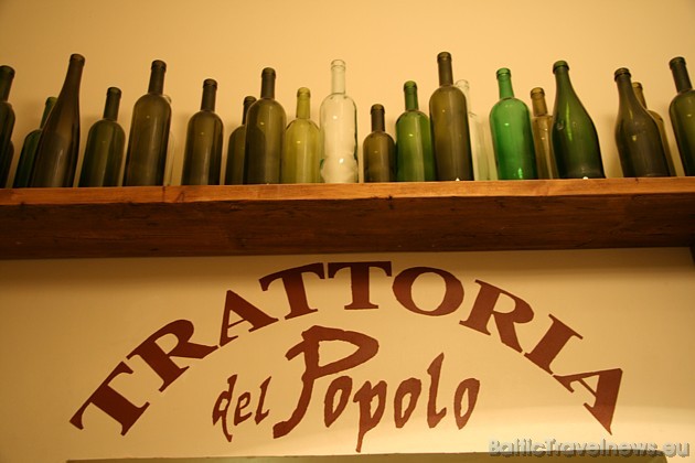 Restorāns del Popolo strādā jau no pulksten 9:00, bet vīna pagrabs no 12:00, taču abi kopā aizveras 24:00 31130