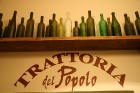 Restorāns del Popolo strādā jau no pulksten 9:00, bet vīna pagrabs no 12:00, taču abi kopā aizveras 24:00 18