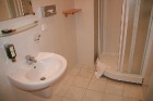 Atšķirībā no numura iekārtojuma - dušas telpa ir tipiski standartiska 14