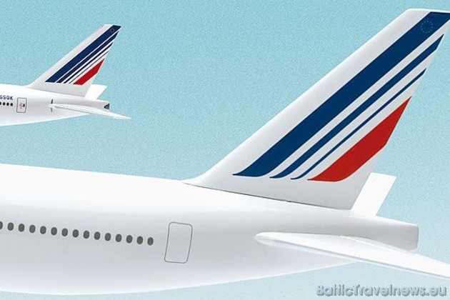 Air France lidmašīnas astes apzīmējums - tālumā vecais un tuvāk ir jaunais. Sīkāka informācija: www.airfrance.com 31408