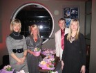 Viesnīcas administrācija: Evija Graumane (direktore), Sanita Zagorska, Edgars Dislers un Elīna Graudiņa dāvina sievietēm ziedus 4