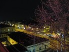 No bāra Sunny logiem paveras skats uz naksnīgu Brīvības ielu 16