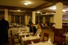 Viesnīcā atrodas arī 3 restorāni, vairāki bāri un naktsklubs 18