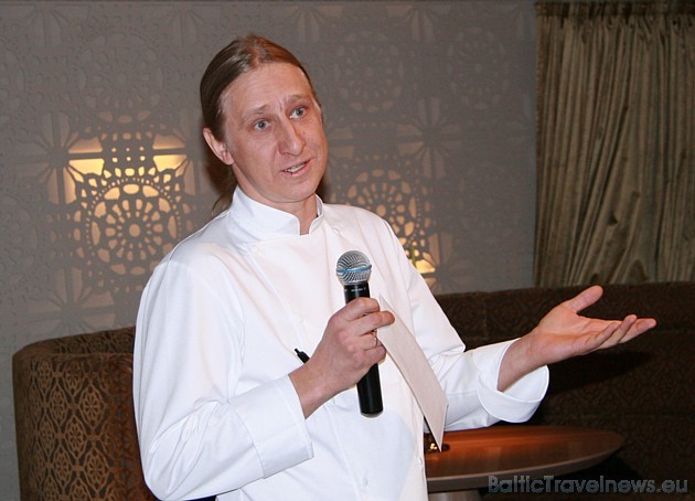 Šefpavārs Ēriks Dreibants iepazīstina viesus ar jauno restorāna ēdienkarti 31699