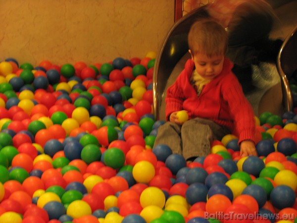 Bumbu baseini iedalīti divām grupām - mazajiem un pavisam mazajiem, jo istaba paredzēta bērniem līdz 7 gadu vecumam. Vecākiem pašiem jāpieskata savas  31794