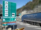 Ceļš līdz Francijas slēpošanas kūrortiem iet caur neskaitāmiem tuneļiem un līkumotiem kalnu ceļiem, bet tā kā ceļotāju rīcībā ir autostrādes, tad tas  5