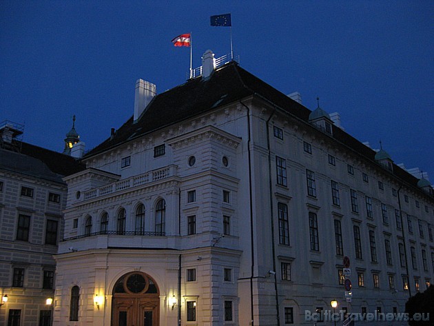 Bundes prezidenta Fišera birojs atrodas Hofburgu pils vienā spānā. Hofburgu pilī notiek arī EDSO sanāksmes. Greznās telpas var izīerēt dažādiem pasāku 31900