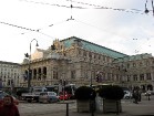 Vīnes Operas nams atrodas Vīnes pirmajā rajonā, Kārntnerstrasse dienvidu galā. Ēka ieturēta itāliešu renesanses stilā, jo arī tas laiks bija ļoti nozī 1