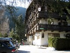 No viesnīcas Simader ir skaidri redzami Bad Gastein Alpu kūrorta kalni. Sezonas laikā viesnīca piedāvā saviem viesiem 15 % atlaidi slēpju un snova nom 4