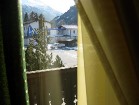 Pa viesnīcas Simader numura logu paveras skaists skats uz Alpu kalniem 10