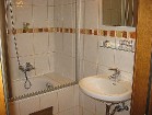 Rezervējot numuru viesis var izvēlēties vannas istabu ar dušu vai vannu 11