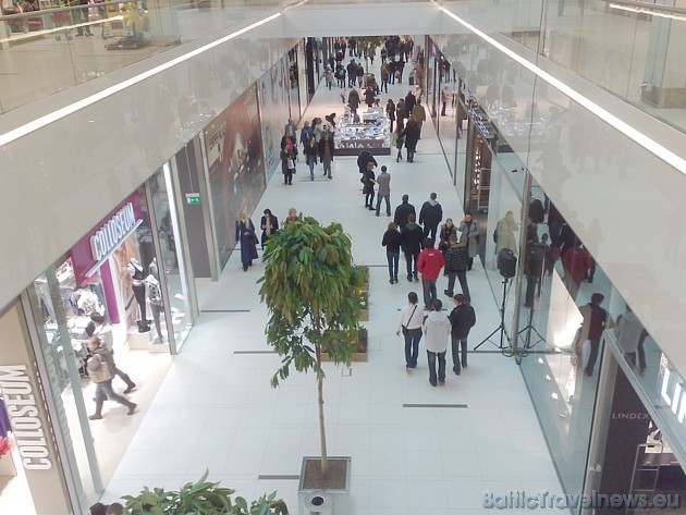 Jau pirmajās dienās veikals ir pilns ar pircējiem - vai tiešām pie mums ir krīze?  (Foto ar mobilo telefonu Nokia N95) 31931