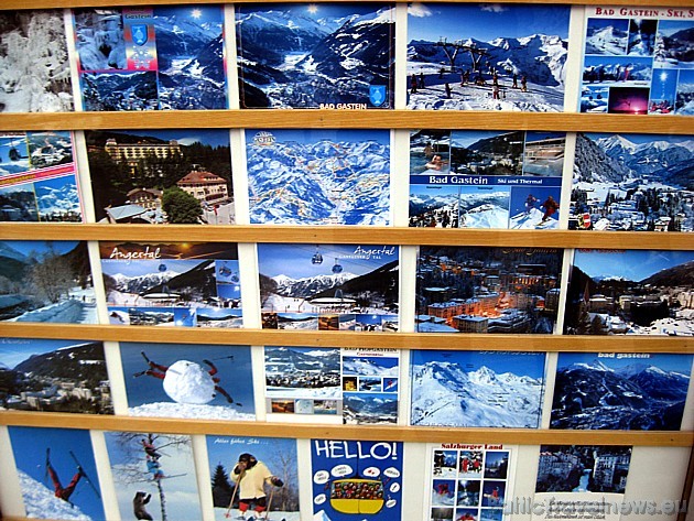Tūristus priecē daudzveidīgās pastkartes, kuras turpat vietējos veikaliņos ikviens var iegādāties... 31960