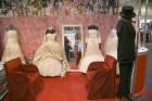Tērpus prezentē kāzu saloni Jūlija, Myosotis, Black&Blondie, Gimeneja, Kāzām un ballēm, kā arī kāzu modes studija Miledy ar modes skati Elfu sapnis 15