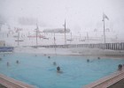 Relaksēties var arī āra baseinā, kur temperatūra gan nav īpaši augsta (+29), taču peldēties var... 17
