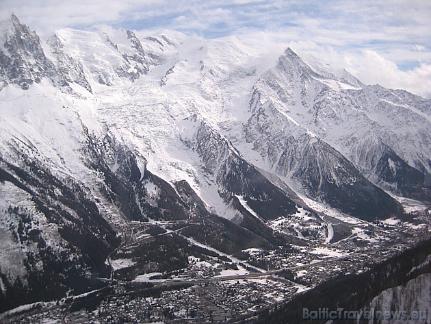 No Francijas Alpu kūrorta Šamonī (Chamonix) ar pacēlāju var uzbraukt Aiguille du Midi (3842 m) virsotnē, no kurienes paveras skaists skats uz Alpu aug 32173